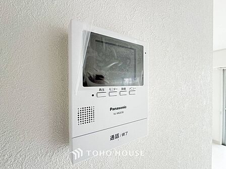 誰が来てもわかる様にモニター付きインターホンを設置。快適と安らぎを合わせた優しい設計。