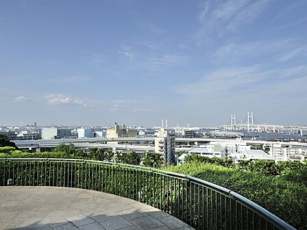 横浜ベイブリッジを望む絶好のビューポイント。横浜港を見下ろす小高い丘からの夜景はとてもきれいです。
