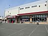 周辺：チェーン展開するお馴染みのスーパーマーケット。店内は広々していて品揃えも豊富です。