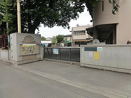 野菜を育てたり、動物とふれあったり自然と親しむ保育が特色。図書コーナーの絵本が充実しています。