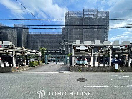 前面道路含む現地写真『快適』は「家」と「街」と「環境」が調和した時に訪れるだと改めて感じさせてくれます。