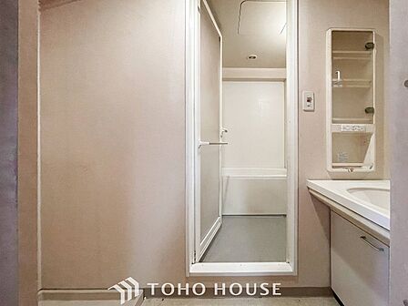 落ち着いた空間を演出するカラーと、ゆったりお使い頂ける広さが魅力のパウダールーム。