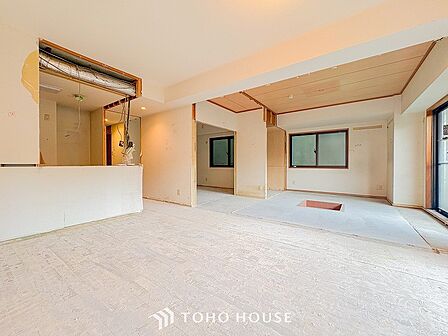 明るく開放的な空間が広がるLDK。室内には豊かな陽光が注ぎ込み、爽やかな住空間を演出。