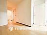 室内：爽やかな色合いのフローリングと清潔感の溢れるクロスが明るい空間を創り出しているリビングダイニング。