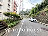 外観：前面道路含む現地写真『快適』は「家」と「街」と「環境」が調和した時に訪れるだと改めて感じさせてくれます。