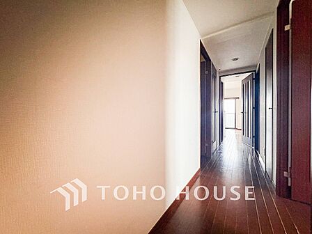 上質感漂う廊下。居住者の帰り、訪れる方を優しく迎える・安らぎに満ちた生活空間を予感させる。