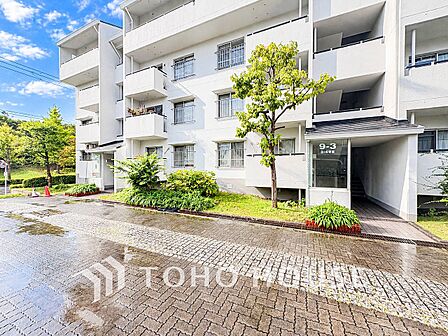 住む人や訪れる人やさしくエスコートする玄関アプローチ。