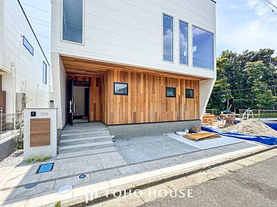 外観:爽やかな青空の下に贅沢なほどに降り注ぐ陽光、豊かな居住性と、クオリティが見事に調和した住空間。 外観:爽やかな青空の下に贅沢なほどに降り注ぐ陽光、豊かな居住性と、クオリティが見事に調和した住空間。