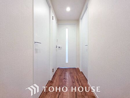 上質感漂う廊下。居住者の帰り、訪れる方を優しく迎え安らぎに満ちた生活空間を予感させます。