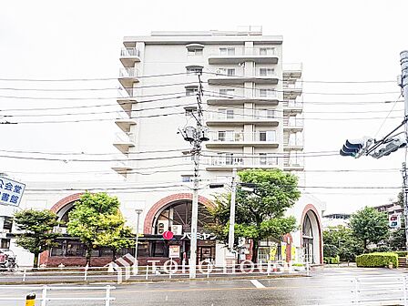 前面道路含む現地写真『快適』は「家」と「街」と「環境」が調和した時に訪れるだと改めて感じさせてくれます。