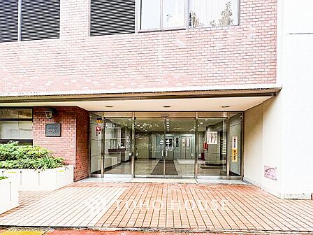 住まう誇らしさと安心感を演出する落ち着いた雰囲気のエントランス。