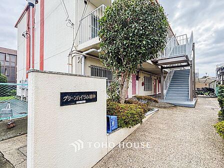 住まう誇らしさと安心感を演出する落ち着いた雰囲気のエントランス。