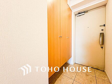 居住者の帰り、訪れる方を優しく迎えてくれる開放感のある玄関。