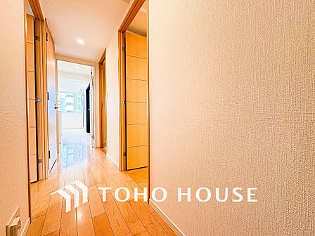 上質感漂う廊下。居住者の帰り、訪れる方を優しく迎える・安らぎに満ちた生活空間を予感させる。