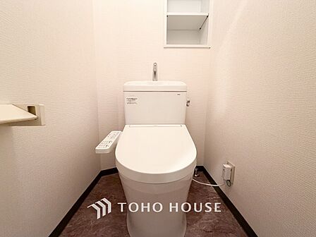 トイレはシンプルにホワイトで統一した温水洗浄付です。
