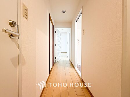 上質感漂う廊下。居住者の帰り、訪れる方を優しく迎え安らぎに満ちた生活空間を予感させます。
