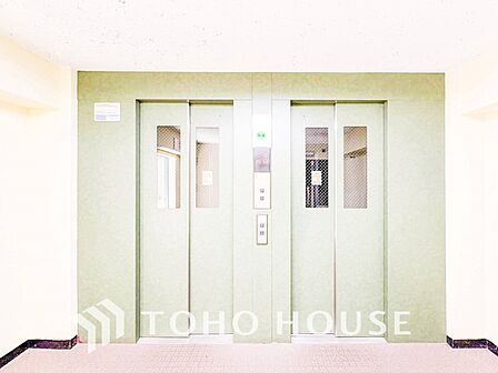 開放的で明るいエレベーターホール。清潔感があり、行き届いた管理体制がうかがえます。