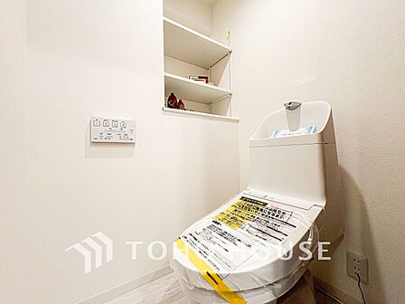 トイレはシンプルにホワイトで統一した温水洗浄付です。