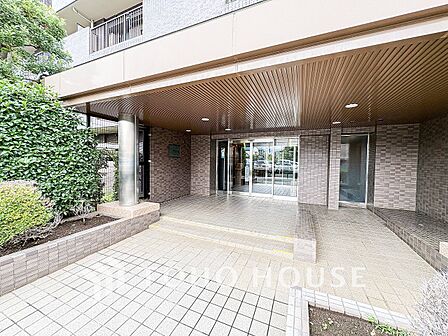 住まう誇らしさと安心感を演出する落ち着いた雰囲気のエントランス。