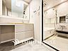 室内：落ち着いた空間を演出するカラーと、ゆったりお使い頂ける広さが魅力のパウダールーム。