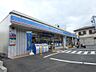 周辺：24時間営業。お弁当やお惣菜、パンなどをはじめ、生活用品、お酒、たばこなども取り揃えています。
