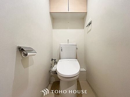 トイレはシンプルにホワイトで統一した温水洗浄付です。