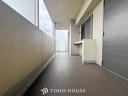 開放的で明るい共用廊下。清潔感があり、行き届いた管理体制がうかがえます。