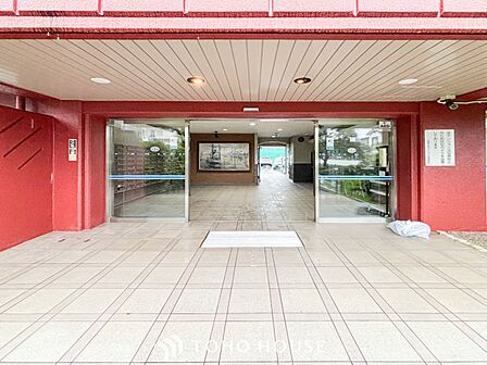 住む人や訪れる人やさしくエスコートする玄関アプローチ。