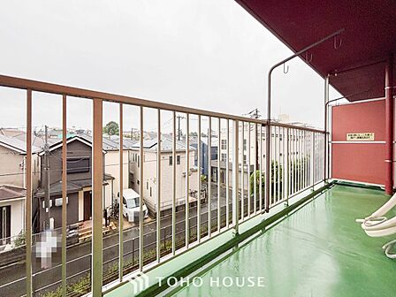 暮らしの中で光と風を演出してくれるバルコニー。