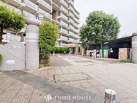 爽やかな青空の下に贅沢なほどに降り注ぐ陽光、豊かな居住性と、クオリティが見事に調和した住空間。