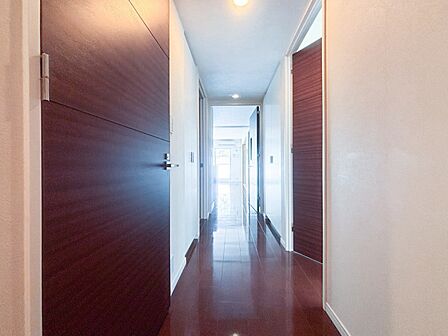 上質感漂う廊下。居住者の帰り、訪れる方を優しく迎え安らぎに満ちた生活空間を予感させます。