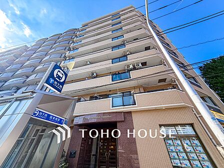重厚感と統一感のある街並みを演出する外観デザイン。