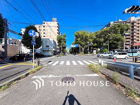 前面道路含む現地写真『快適』は「家」と「街」と「環境」が調和した時に訪れるだと改めて感じさせてくれます。