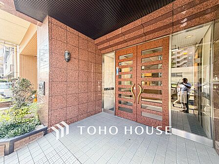 住まう誇らしさと安心感を演出する落ち着いた雰囲気のエントランス。