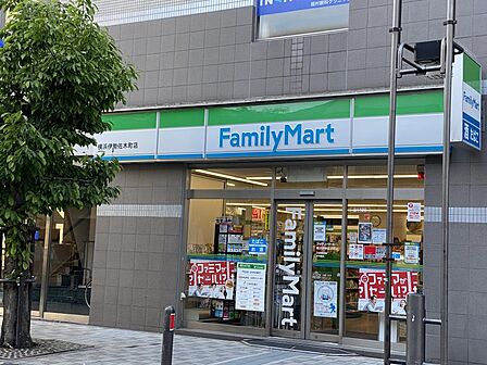 食料品や生活雑貨などが揃う安心便利なコンビニエンスストア。