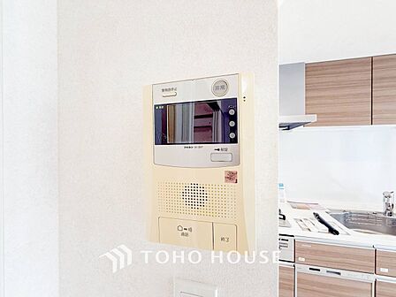 誰が来てもわかる様にモニター付きインターホンを設置。快適と安らぎを合わせた優しい設計。