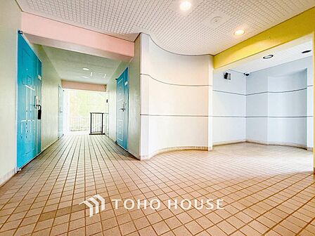 外と内をつなぐロビーは、明るく開放感のある空間です。