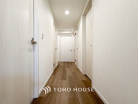 上質感漂う廊下。居住者の帰り、訪れる方を優しく迎える・安らぎに満ちた生活空間を予感させる。