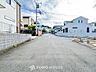 外観：前面道路含む現地写真『快適』は「家」と「街」と「環境」が調和した時に訪れるだと改めて感じさせてくれます。