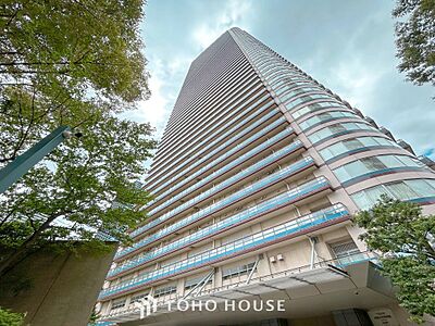 外観:住む人を映し出す洗練された佇まいは、いつまでも輝き続けながらいつしか街の風景に溶け込んでいきます。 外観:住む人を映し出す洗練された佇まいは、いつまでも輝き続けながらいつしか街の風景に溶け込んでいきます。