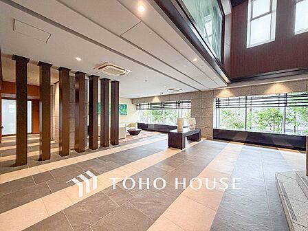 住まう誇らしさと安心感を演出する落ち着いた雰囲気のロビー。
