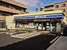 周辺：24時間営業。お弁当やお惣菜、パンなどをはじめ、生活用品、お酒、たばこなども取り揃えています。
