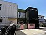 周辺：都市部の保育園でありながら、子どもたちが思いきり走り回れる広い園庭を完備しています。働くママに嬉しい、20時までの夜間延長保育に対応しております。