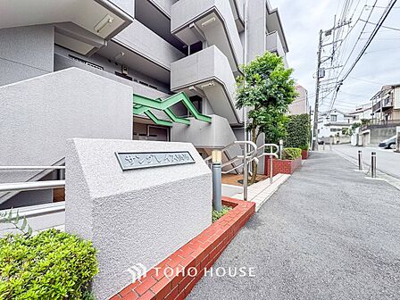 爽やかな青空の下に贅沢なほどに降り注ぐ陽光、豊かな居住性と、クオリティが見事に調和した住空間。