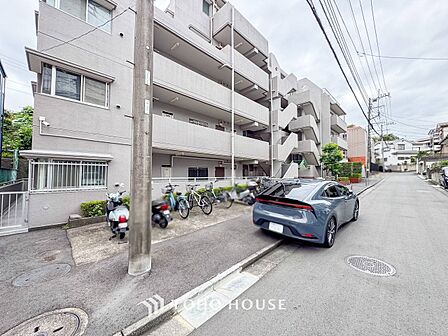 前面道路含む現地写真『快適』は「家」と「街」と「環境」が調和した時に訪れるだと改めて感じさせてくれます。