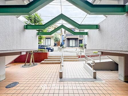 住む人や訪れる人やさしくエスコートするエントランスアプローチ。