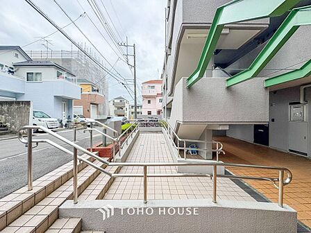 プライベート感が高まる、居住者を優しく迎え入れてくれるエントランス。