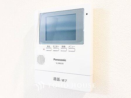 誰が来てもわかる様にモニター付きインターホンを設置。快適と安らぎを合わせた優しい設計。