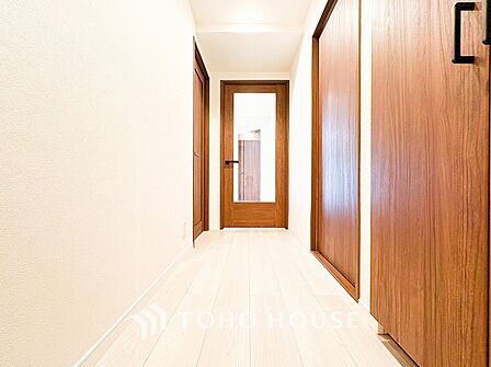 上質感漂う廊下。居住者の帰り、訪れる方を優しく迎える・安らぎに満ちた生活空間を予感させる。