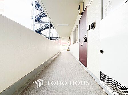 開放的で明るい共用廊下。清潔感があり、行き届いた管理体制がうかがえます。